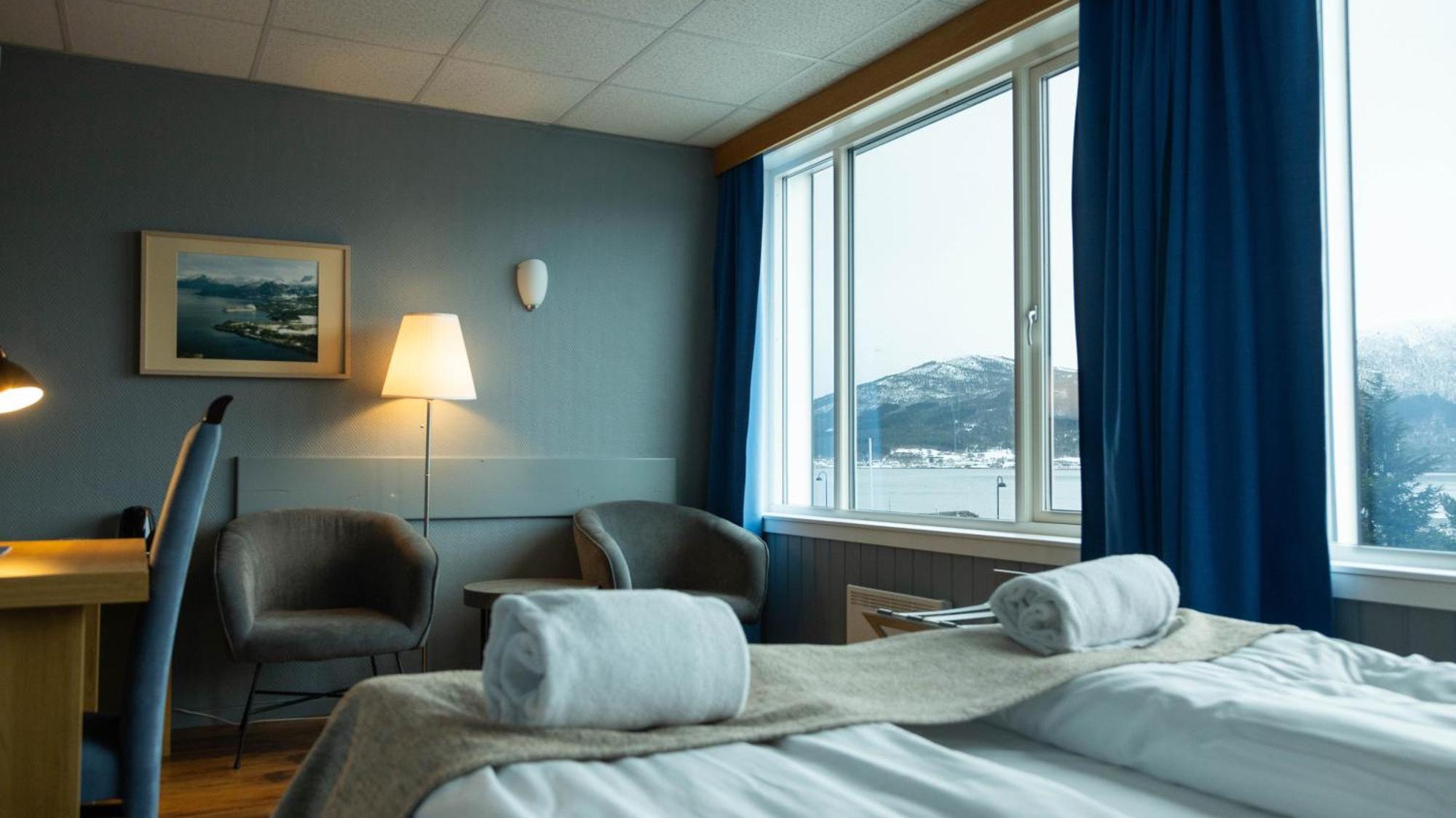 Vestnes Fjordhotell מראה חיצוני תמונה
